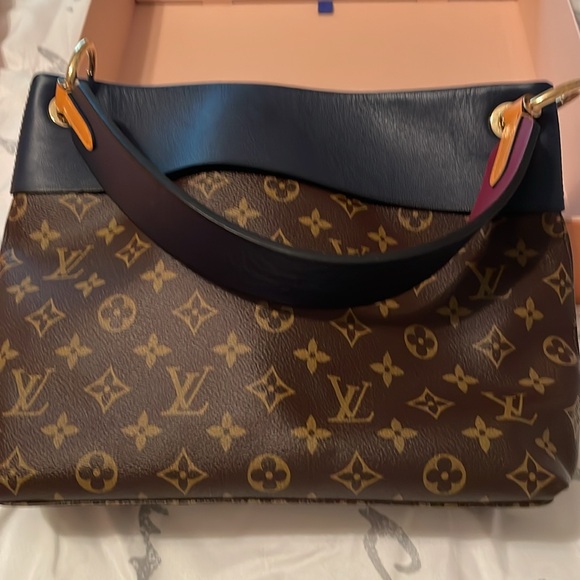 Louis Vuitton - Picture 14 of 15